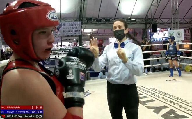 Nữ võ sĩ Nikola Blakala suýt chút bị Phương Hậu knock-out trong hiệp cuối