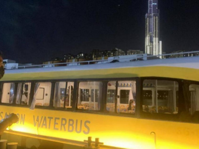 Tin tức trong ngày - Người Sài Gòn "chen chân" mua vé đi buýt sông vào ban đêm