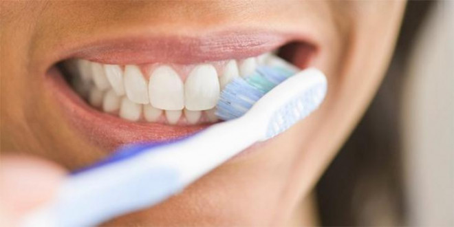 5 thói quen tàn phá răng lợi của bạn, không muốn hỏng răng sớm cần tránh ngay - 1