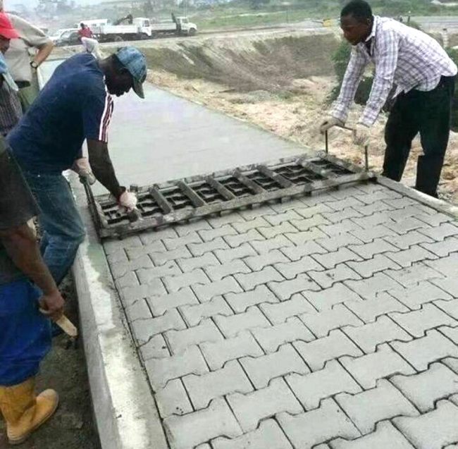 Có phải nhanh hơn ngồi xếp từng viên gạch không hả?
