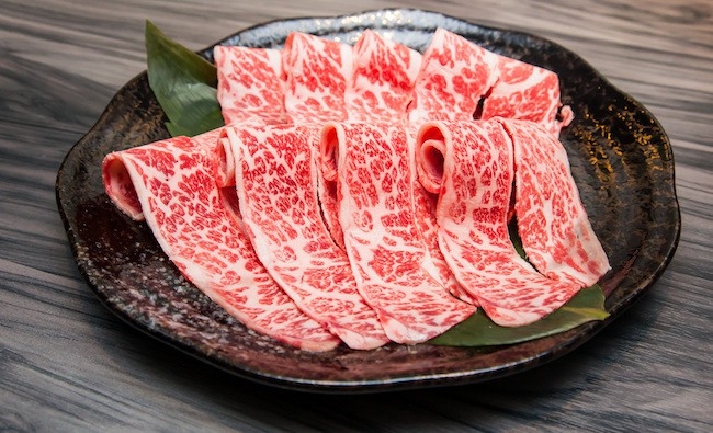 Trong đó nổi bật nhất chắc chắn không thể bỏ qua thịt bò Kobe. Đây là loại thịt có hương vị thượng hạng và giá bán thuộc hàng đắt đỏ nhất thế giới.
