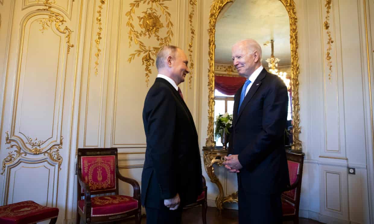 Tổng thống Mỹ Biden và Tổng thống Nga Putin trong một cuộc gặp (ảnh: Guardian)