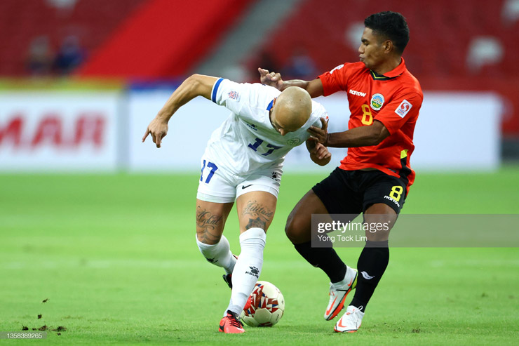 Stephan Schock (trái) đi bóng khuấy đảo hàng thủ của ĐT Timor Leste