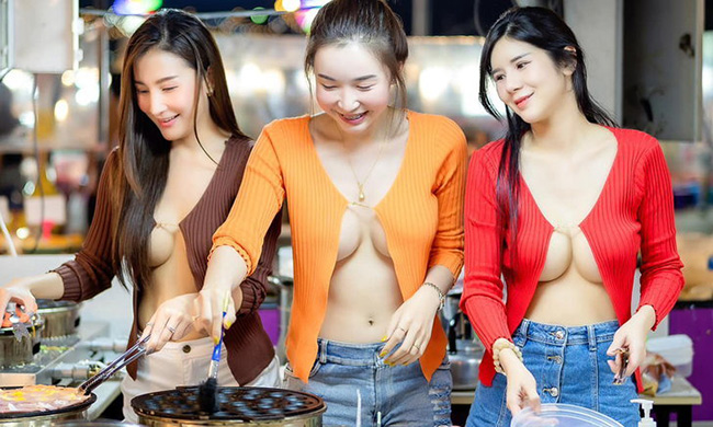 3 cô gái hồn nhiên mặc áo để lộ vòng một bán quán tại chợ Liab Duan ở Bangkok Thái Lan. Trước đó, một cô gái khác cũng dùng chiêu này để thu hút người mua. Mặc dù số lượng khách mua hàng tăng chóng mặt nhưng đã bị cảnh sát yêu cầu không được ăn mặc hở hang.
