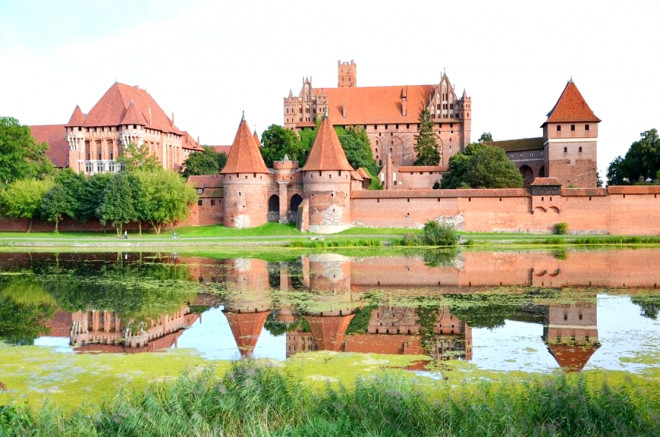 Lâu đài ban đầu được xây dựng bởi dòng họ của những hiệp sĩ Teutonic vào thế kỷ 12-13 (từ năm 1274)