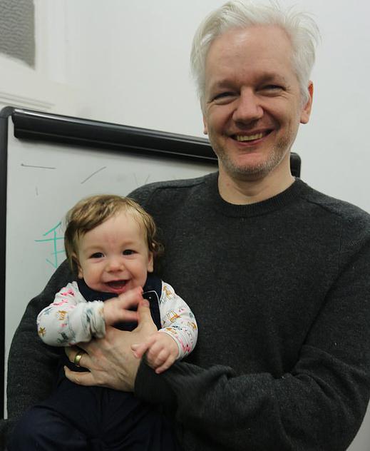 Nhà sáng lập WikiLeaks - ông Julian Assange – và con trai Gabriel. Ảnh: Daily Mail