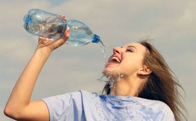 8 thói quen uống nước sai cách có hại cho sức khỏe - 2