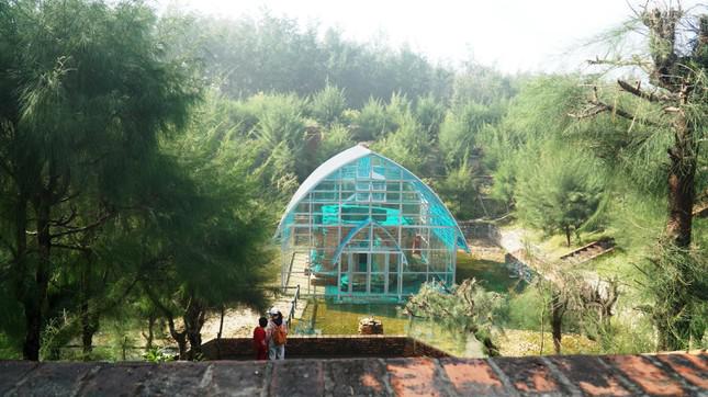 Vào tháng 4/2001, trong lúc đào đất khai thác quặng ti tan tại vùng đồi cát thôn Mỹ Khánh (xã Phú Diên, huyện Phú Vang, tỉnh TT-Huế), các công nhân thuộc công ty Khoáng sản TT-Huế bất ngờ phát hiện một công trình bằng gạch cổ xưa mang kiến trúc khác lạ nằm sâu dưới lòng đồi cát ven biển.