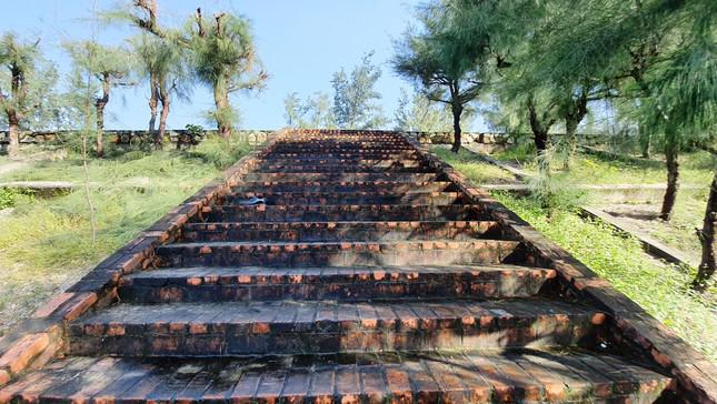 Lối dẫn từ đồi cát đi xuống ngọn tháp nằm lõm phía dưới