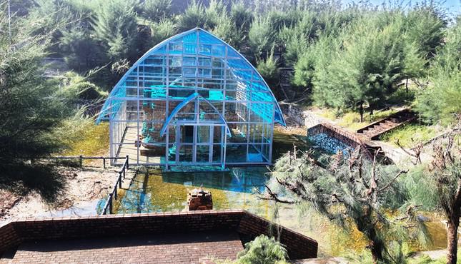 Đáng chú ý, tháp Chăm Phú Diên nằm thấp hơn mực nước biển 3 - 4 mét, sâu dưới lòng cồn cát từ 5 - 7 mét và chỉ cách mép nước biển 120 mét.