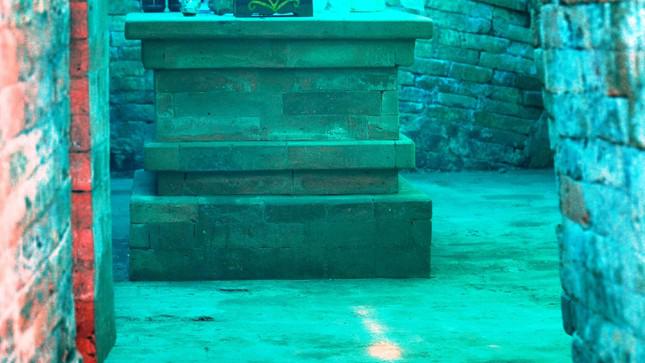 Tháp có bốn cửa, gồm một cửa chính và ba cửa còn lại là cửa giả. Trong lòng tháp có một Yoni (sinh thực khí nữ) bằng đá hình vuông, ở giữa còn một cái gờ hình tròn là chân đế cho một Linga (sinh thực khí nam).