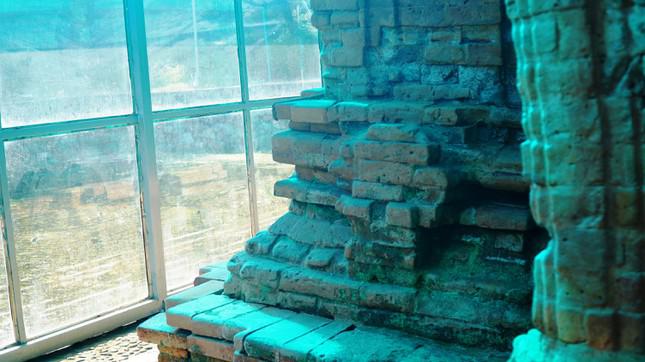 Cấu trúc còn lại của tháp Phú Diên gồm phần móng tháp, đế tháp, chân tháp, thân tháp, diềm mái và lòng tháp. Mặt bằng lớp dưới cùng của tháp dài 8,22 mét, rộng 7,12 mét. Phần trang trí ở chân tháp có hình người, những viên gạch nung xen kẽ ngang dọc.