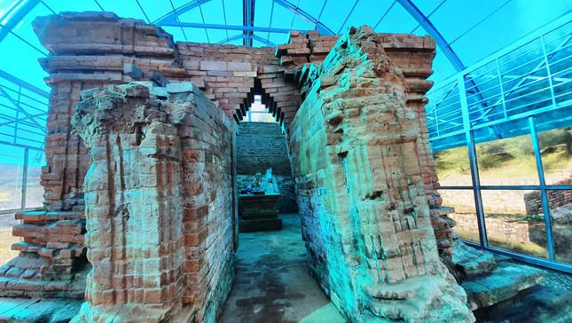 Ngày nay, trong phạm vi di tích, cơ quan chức năng đã tiến hành các biện pháp bảo vệ tháp cổ như xây dựng nhà che mưa nắng, khoanh vùng, dựng nhiều cột gỗ chống nghiêng đổ, xây đê bao, trồng cây xanh ngăn cát bay vùi lấp và chặn nước xói mòn.