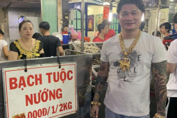 Kinh doanh - Chủ quán ốc Sài Gòn &quot;chơi trội&quot;, đeo 116 cây vàng trị giá gần 7 tỷ lên người đứng đón khách