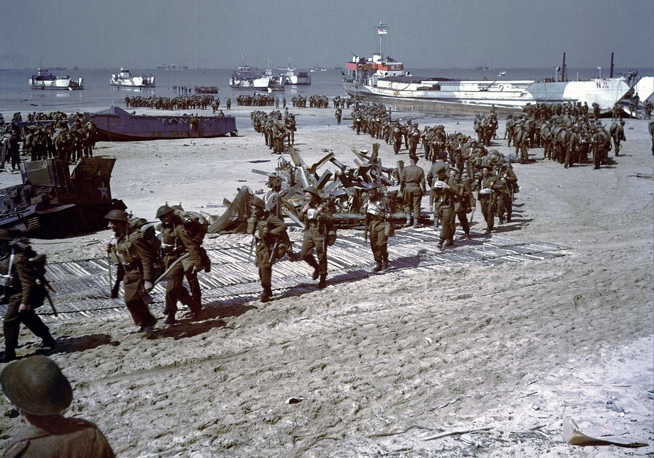 Quân đồng minh được Mỹ hỗ trợ đổ bộ vào bờ biển Normandy, bắt đầu phản công lại phát xít Đức (ảnh: Daily Star)