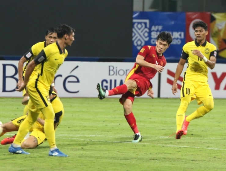 Video bóng đá ĐT Việt Nam - Malaysia: Phô diễn đẳng cấp, tuyệt đỉnh Công Phượng - Quang Hải (AFF Cup) - 3