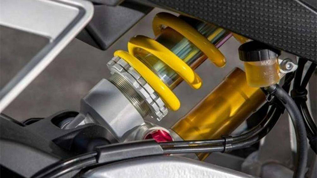 Hệ thống treo trên chiếc Tuono 660 Factory bao gồm phuộc trước Kayaba 41 mm và giảm xóc Sachs với bình dầu
