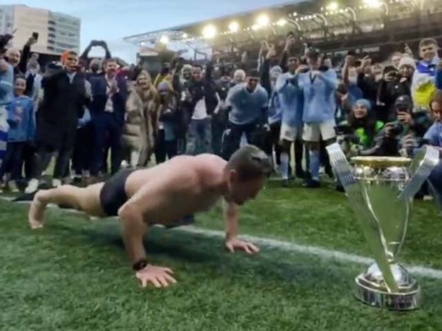 Bóng đá - Ngã ngửa bóng đá Mỹ: Cầu thủ bị ném lon bia, HLV “thoát y” ăn mừng vô địch