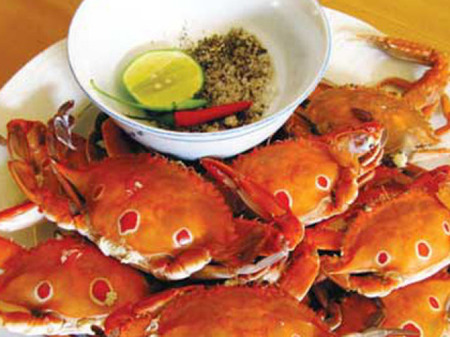 Ẩm thực - Bảo sao cua, ghẹ hấp ngoài hàng vừa ngon, ngọt, chắc thịt lại không tanh, hóa ra họ dùng thứ nước này