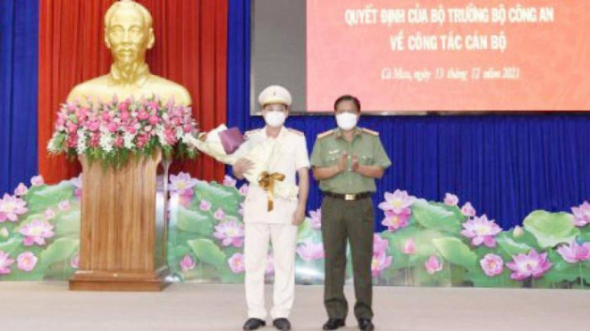 Đại tá Phạm Thành Sỹ, Giám đốc Công an tỉnh Cà Mau tặng hoa chúc mừng Thượng tá Trần Văn Thi vừa được Bộ Công an bổ nhiệm giữ chức Phó Giám đốc Công an tỉnh Cà Mau. Ảnh: Hoàng Giang