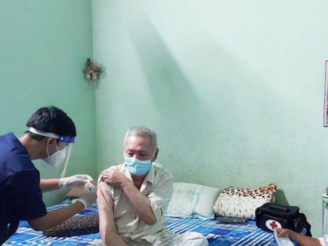 Tin tức trong ngày - TPHCM: 'Đi từng ngõ gõ từng nhà' chích vắc xin COVID-19