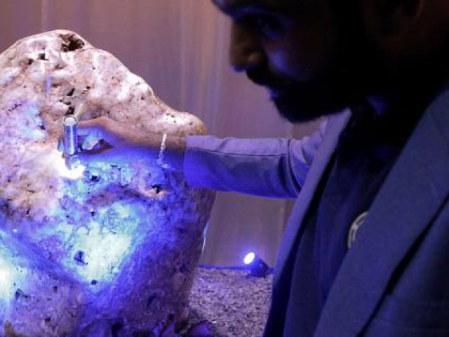 Thế giới - Tìm thấy hòn đá sapphire "khủng" nặng hơn 300 kg