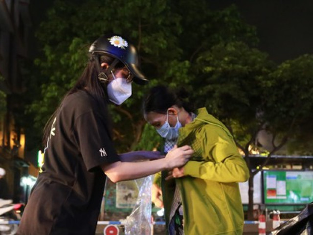 Bạn trẻ - Cuộc sống - Cô gái 9x nhiệt tình làm thiện nguyện, mang áo khoác trao tận tay người khó khăn trong đêm