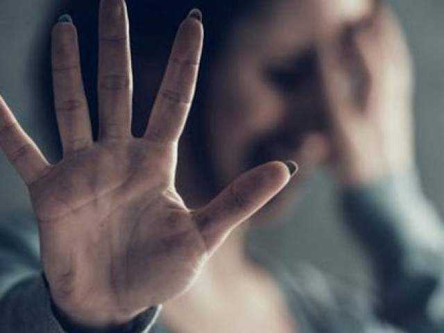 Bạn trẻ - Cuộc sống - Thường xuyên hành hạ vợ, gã chồng tồi tệ còn gọi bố mẹ sang "chung sức"