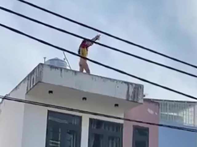 Pháp luật - Cô gái không mặc quần la hét trên mái nhà, đòi nhảy lầu ở Bình Thạnh