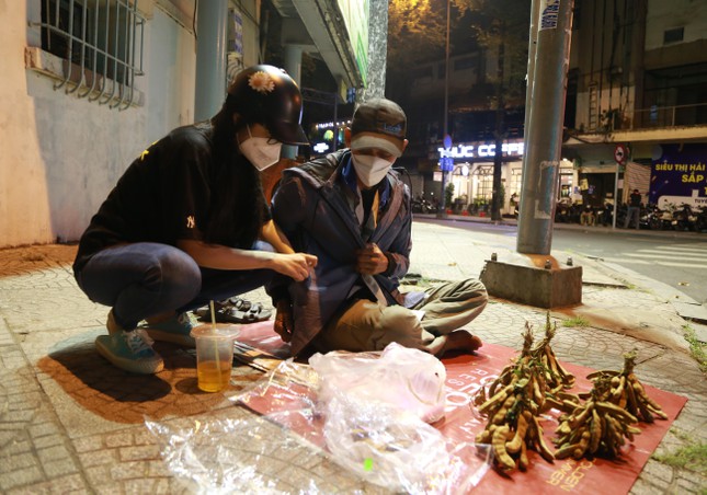 Cô gái 9x nhiệt tình làm thiện nguyện, mang áo khoác trao tận tay người khó khăn trong đêm - 19