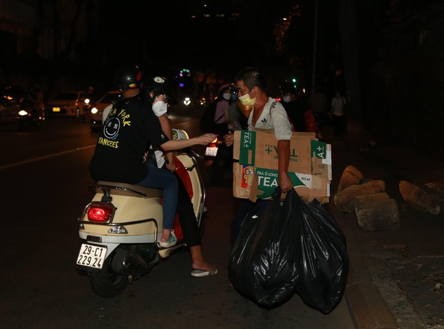 Cô gái 9x nhiệt tình làm thiện nguyện, mang áo khoác trao tận tay người khó khăn trong đêm - 21