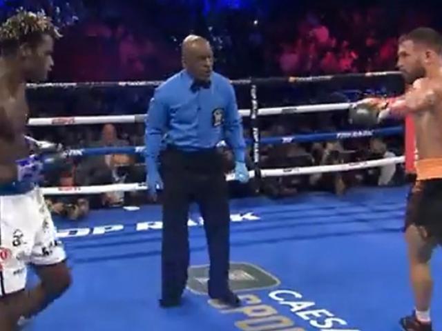 Thể thao - Tay đấm vừa đánh vừa khuyên đối thủ bỏ cuộc, bị khán giả chỉ trích