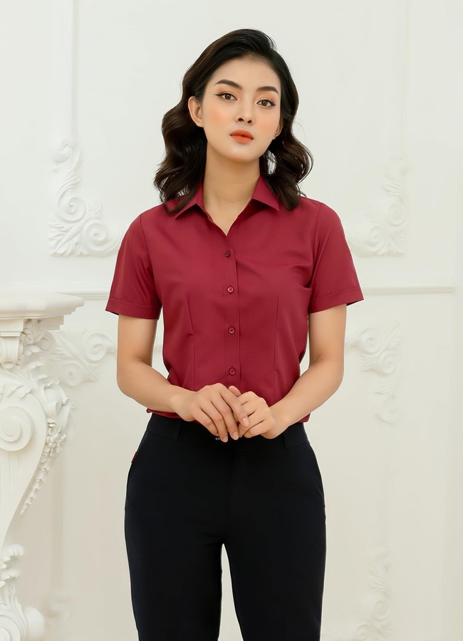Ngoài kinh doanh online, Thụy Hòa còn làm mẫu sản phẩm quần áo, trang điểm.
