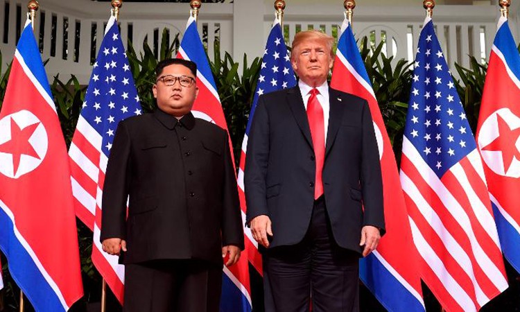 Cựu Tổng thống Donald Trump và Chủ tịch Triều Tiên Kim Jong Un trong một cuộc gặp (ảnh: RT)