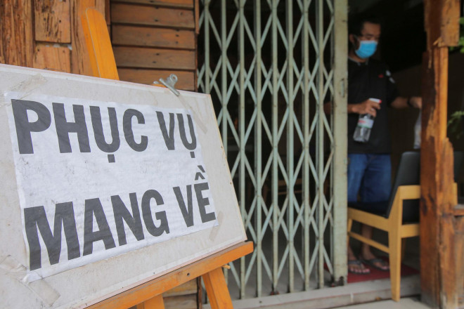 UBND quận Đống Đa (Hà Nội) ra văn bản dừng bán hàng ăn uống tại chỗ, chỉ bán mang về (Ảnh minh hoạ: Người lao động)