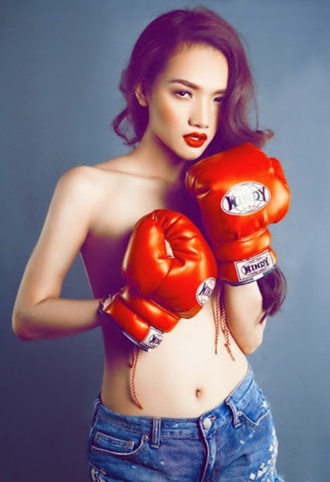 Khác với các người đẹp có đam mê học đấm bốc, chân dài Cù Ngọc Quý - người được mệnh danh là Thư Kỳ của Việt Nam từng gây sốt với bộ ảnh bán nude làm nữ hoàng boxing quyến rũ. 
