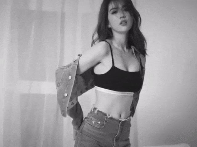 Đời sống Showbiz - Ngọc Trinh mặc "chiếc áo nguy hiểm" gây xôn xao trên báo Thái