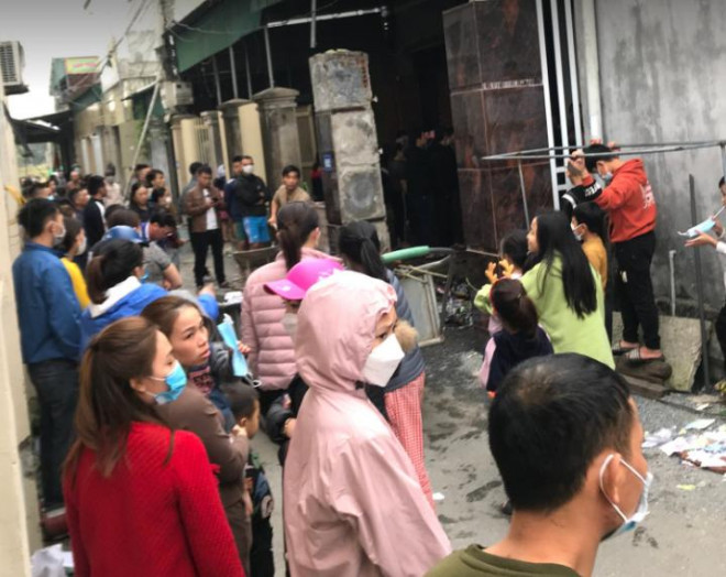 Rất đông người dân tập trung tại hiện trường vụ nổ 