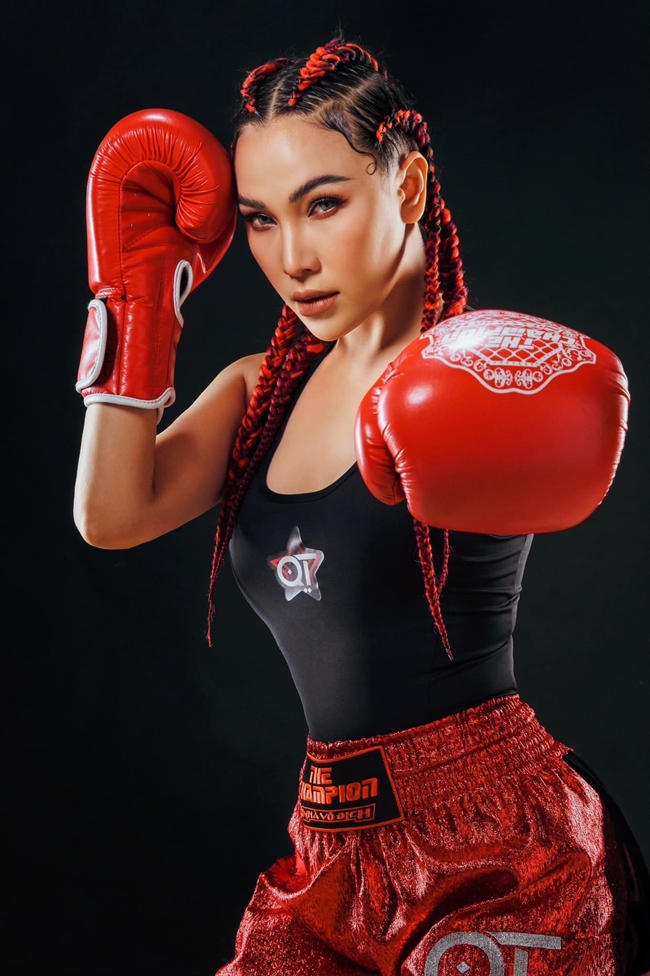 Quỳnh Thư - bạn thân gần 20 năm của Ngọc Trinh cũng là một trong những chân dài tham gia chương trình thể thao giải trí về boxing.
