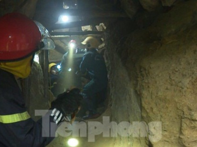 Tin tức trong ngày - Dừng cứu hộ 2 người bị mắc kẹt trong hang đào vàng ở Bắc Kạn