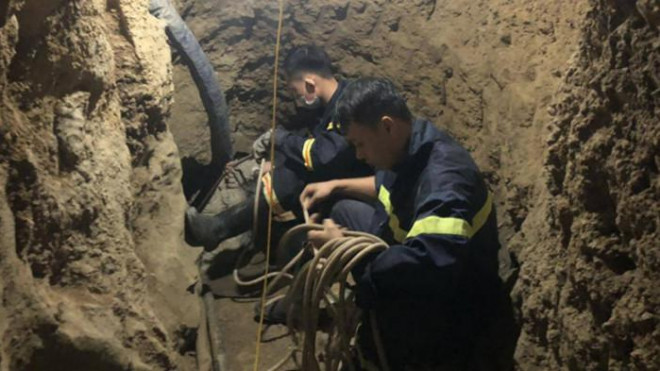 Cận cảnh công tác cứu hộ 2 người đi tìm vàng mắc kẹt trong hang tại Bắc Kạn. (Ảnh: Báo Nhân dân)