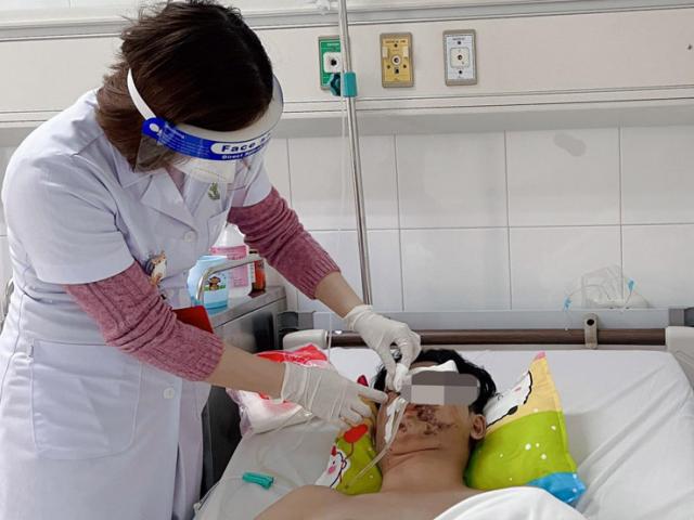 Sức khỏe đời sống - Nam thanh niên hỏng 1 mắt, nát 2 tay vì tự chế pháo để chơi trước Tết