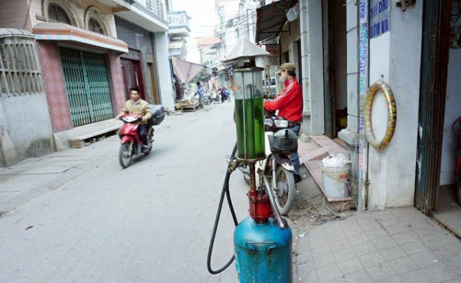 Việc cho phép kinh doanh loại hình thiết bị bán xăng dầu mini gây nhiều tranh cãi thời gian qua khi chưa có quy định "ai được lắp, lắp ở đâu". Ảnh minh họa