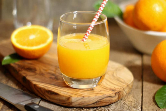 Uống nước cam buổi sáng tốt nhân nên dùng ống hút để hạn chế hại mẹn răng. Ảnh minh họa