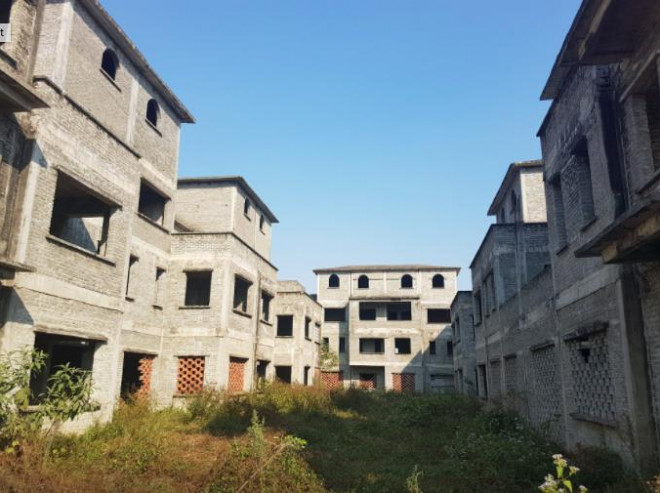 Cận cảnh những biệt thự bị bỏ hoang, xi măng trơ mốc, đang xuống cấp trầm trọng tại KĐT Nam An Khánh, Hoài Đức. Ảnh: B.Loan