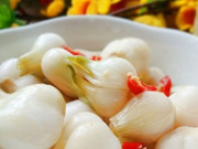 Ẩm thực - Món ngon Tết Kỷ Hợi 2019: Cách muối dưa hành giòn ngon cho bữa cơm ngày Tết