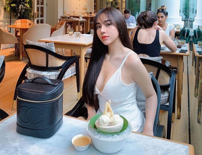  Nguyễn Gia Hân, sinh năm 1997 được biết đến là bạn gái của cầu thủ Hoàng Đức.
