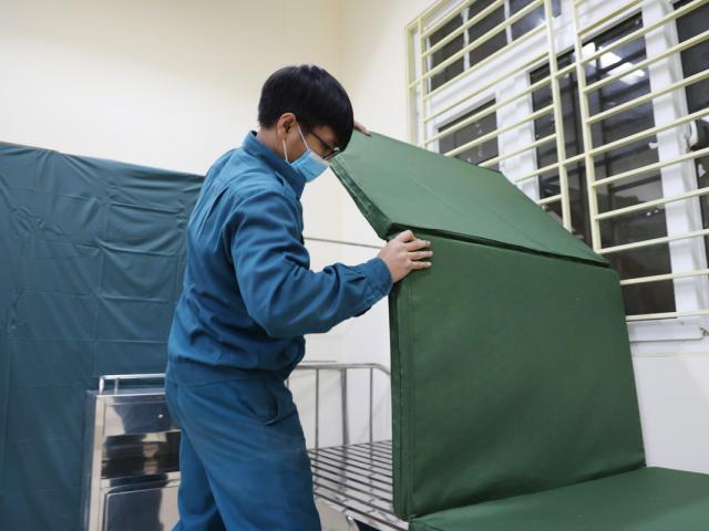 Tin tức trong ngày - Thâu đêm lập trạm y tế lưu động thu dung bệnh nhân Covid-19 giữa Hà Nội