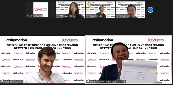 Ông Minh Nguyễn, đại diện Lava Digital (phải) và ông Antoine Nazaret, đại diện Dailymotion (trái) thực hiện ký kết hợp đồng, đánh dấu chính thức mối quan hệ hợp tác giữa 2 bên