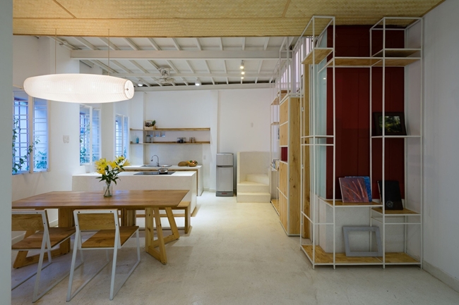 Nhà bếp và khu bàn ăn được xếp song song, mang lại nét hiện đại, thu hút và tạo cảm giác không gian thông thoáng, dễ di chuyển. 
